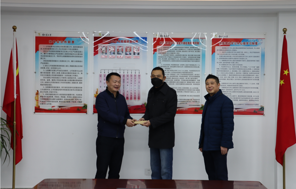 集團公司黨委委員、副總經(jīng)理胡新付到公司走訪慰問